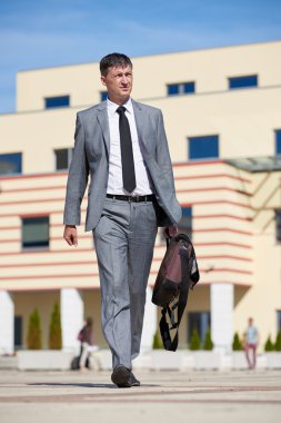 üst düzey iş adamı açık havada