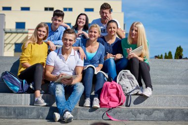 basamaklarında oturan dışında öğrenciler