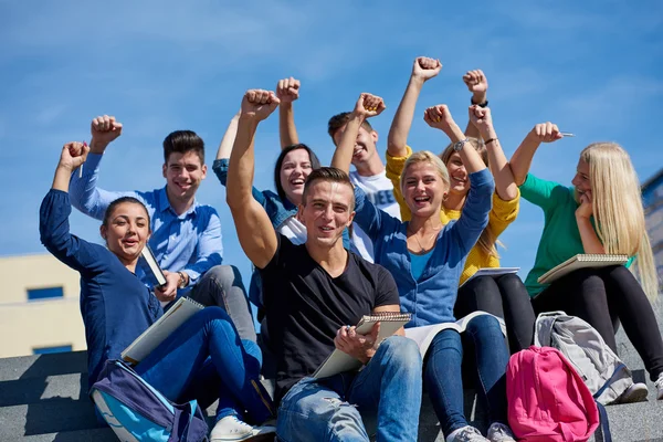 Studenten sitzen draußen auf Stufen — Stockfoto