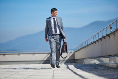 üst düzey iş adamı açık havada