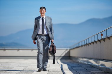 üst düzey iş adamı açık havada