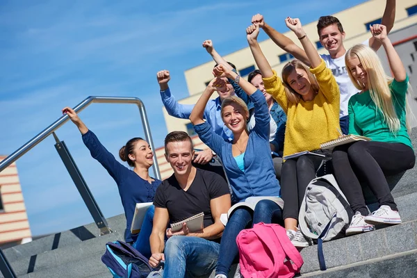 Studenti fuori seduti su gradini — Foto Stock