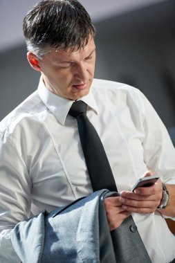 Telefon kullanan bir iş adamı