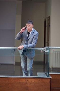 Telefon kullanan bir iş adamı