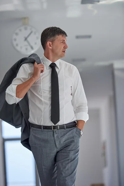 Portrait d'homme d'affaires au bureau moderne — Photo