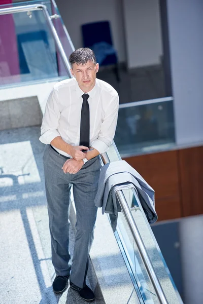 Retrato de hombre de negocios en la oficina moderna —  Fotos de Stock