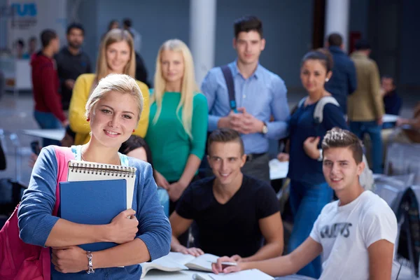 Estudiantes grupo de estudio — Foto de Stock