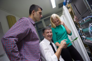 Ağ engeneers ağ sunucu odasına çalışma