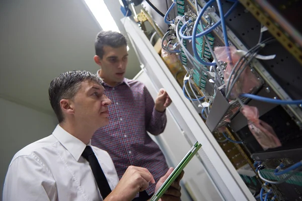 Ingenieros de red en la sala de servidores — Foto de Stock