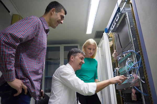 Netzwerk-Ingenieure arbeiten im Netzwerk-Serverraum — Stockfoto