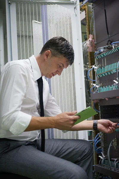 Ingeniero de red que trabaja en la sala de servidores — Foto de Stock