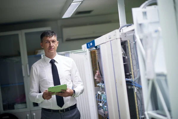 Ingeniero de red que trabaja en la sala de servidores — Foto de Stock