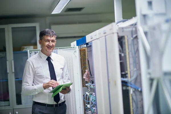 Ingeniero de red que trabaja en la sala de servidores — Foto de Stock