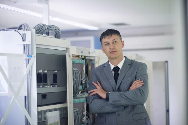 Ingeniero de red que trabaja en la sala de servidores — Foto de Stock