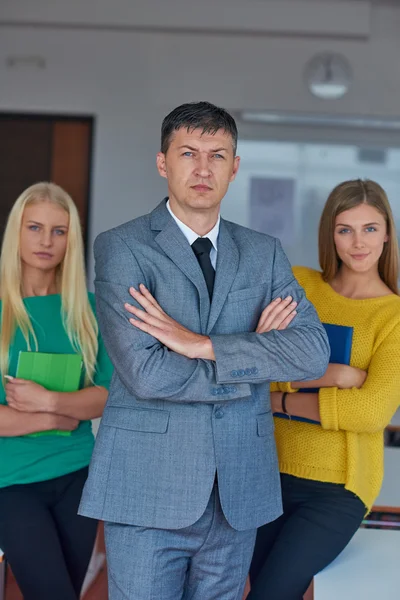 Grupporträtt av lärare med studenter — Stockfoto