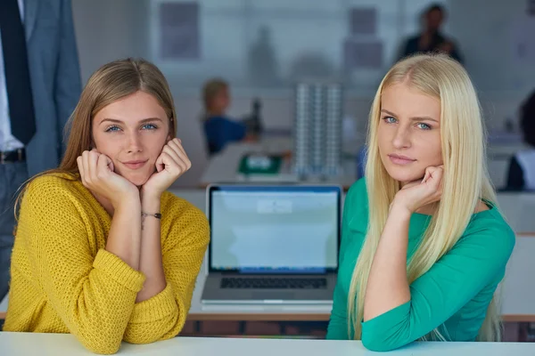 Student dívky společně ve třídě — Stock fotografie