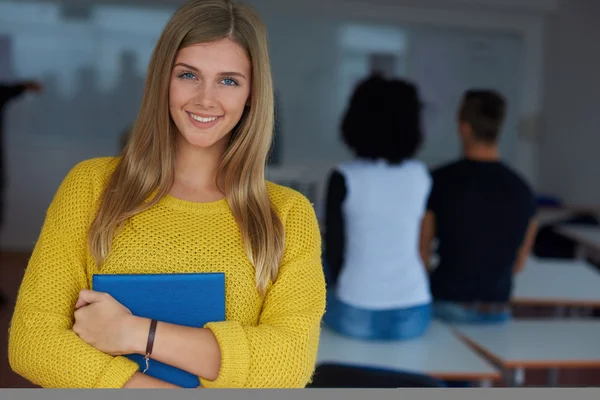 Portrét mladé ženy studenta — Stock fotografie