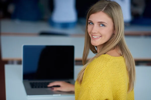 Πορτρέτο του περιποιημένο ευτυχισμένος κορίτσι φοιτητής στο τεχνολογίας στην τάξη — Φωτογραφία Αρχείου