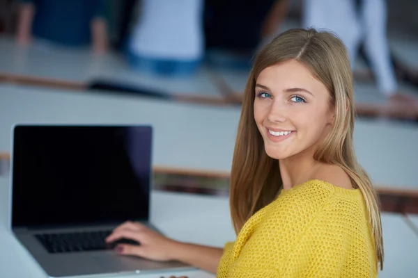 Retrato de menina estudante sorrindo feliz na sala de aula de tecnologia — Fotografia de Stock