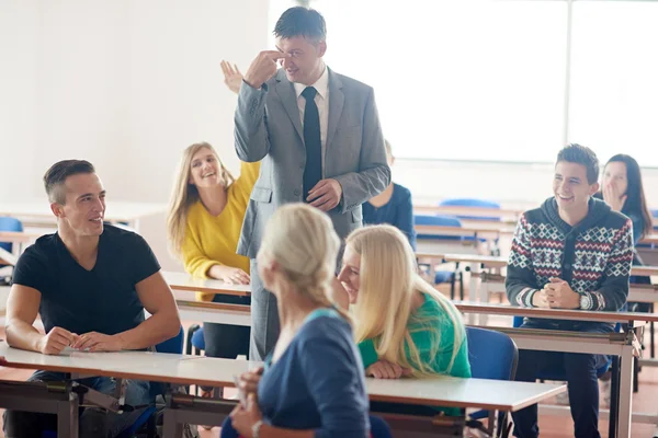 Grupp elever med lärare på klass — Stockfoto