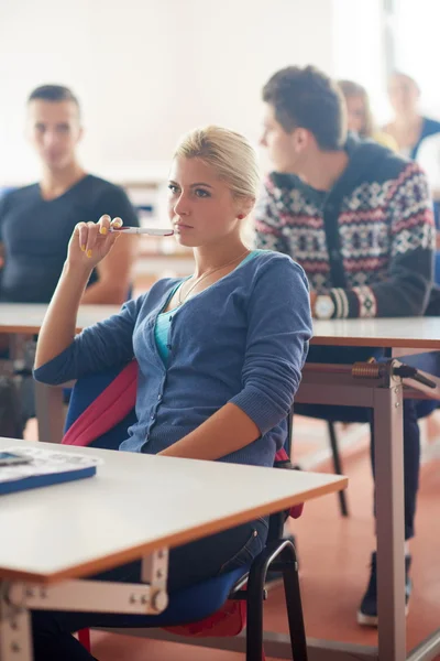 Skupina studentů s učitelem ve třídě — Stock fotografie