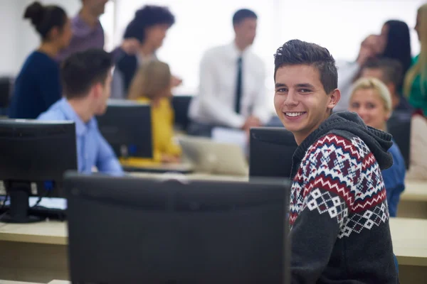 Studentengruppe im Computerraum — Stockfoto