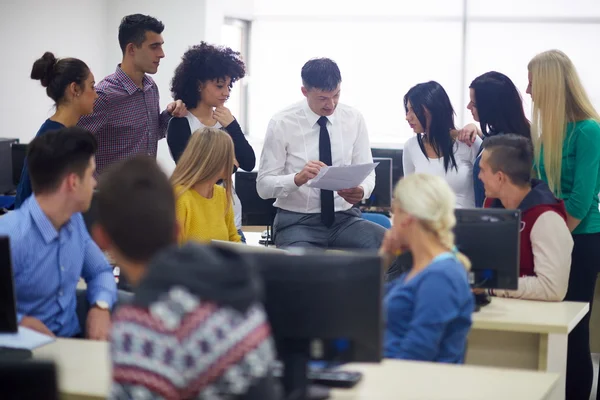 Students with teacher in computer lab classroom — Stock Photo, Image