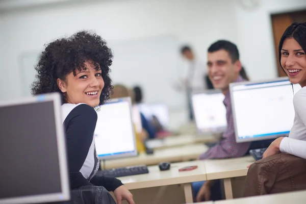 Gruppo di studenti in aula laboratorio informatico — Foto Stock