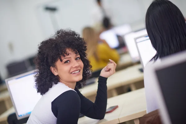 Porträtt av ung kvinnlig student — Stockfoto