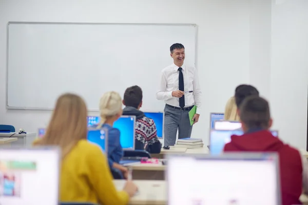 Étudiants avec professeur en salle de classe informatique — Photo