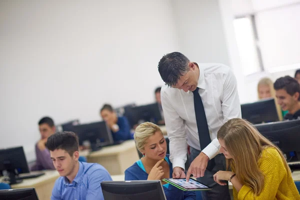 Estudantes com professor em sala de aula de laboratório de informática — Fotografia de Stock