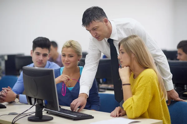 Étudiants avec professeur en salle de classe informatique — Photo