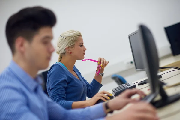 Grupo de estudiantes en aula de laboratorio de computación — Foto de Stock