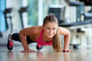 Bazıları yapıyor kadın push up vasıl jimnastik salonu