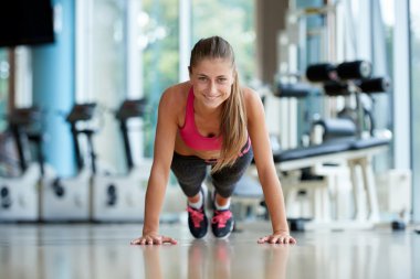 Bazıları yapıyor kadın push up vasıl jimnastik salonu