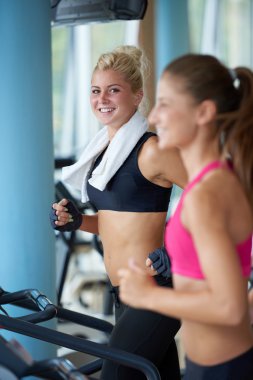 spor salonunda treadmill egzersiz kadınlar