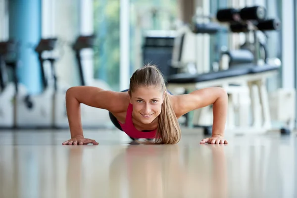 Donna facendo alcune flessioni in palestra — Foto Stock