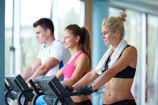 Amigos haciendo ejercicio en una cinta de correr —  Fotos de Stock