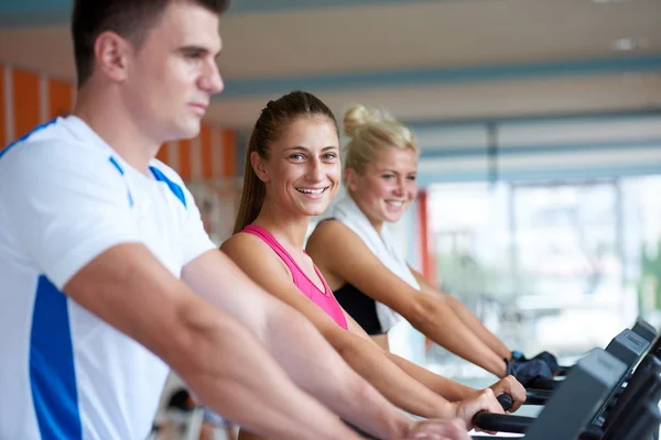 Amigos haciendo ejercicio en una cinta de correr —  Fotos de Stock