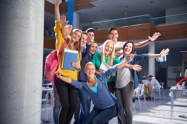 Skupina studentů studujících — Stock fotografie