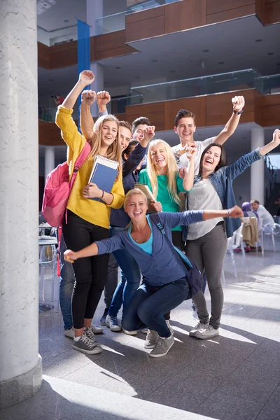 Studentengruppe studiert — Stockfoto