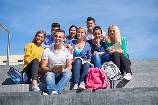 basamaklarında oturan dışında öğrenciler