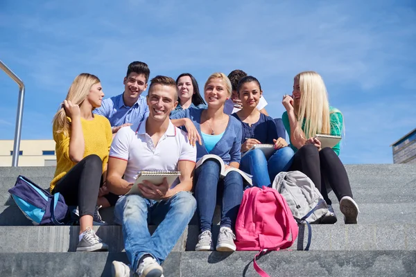 Studenci poza siedzący na schodach — Zdjęcie stockowe