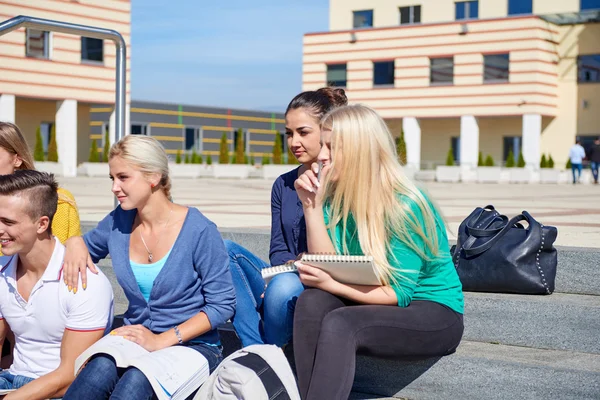 Studenci poza siedzący na schodach — Zdjęcie stockowe