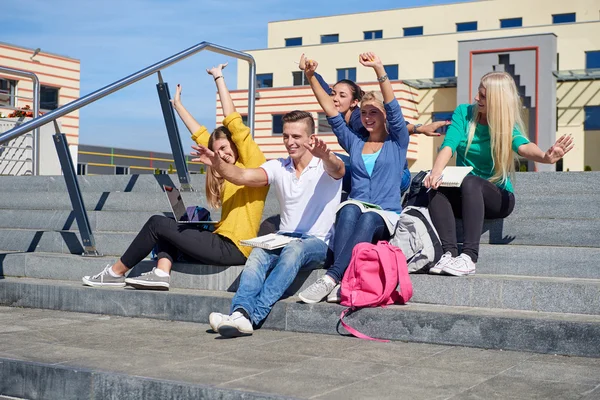 Студенти надворі сидять на сходах — стокове фото
