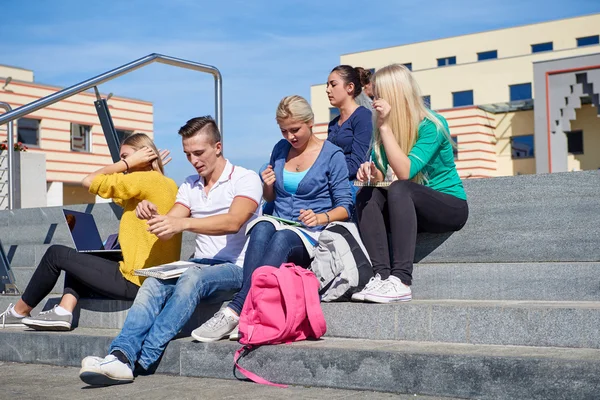 Studenten buiten zitten op stappen — Stockfoto