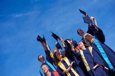 Grup genç mezunları