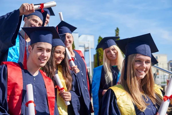 Groep van jonge afgestudeerden — Stockfoto