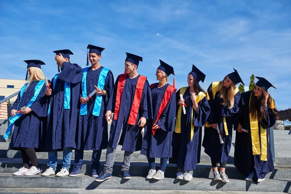 Groep van jonge afgestudeerden — Stockfoto