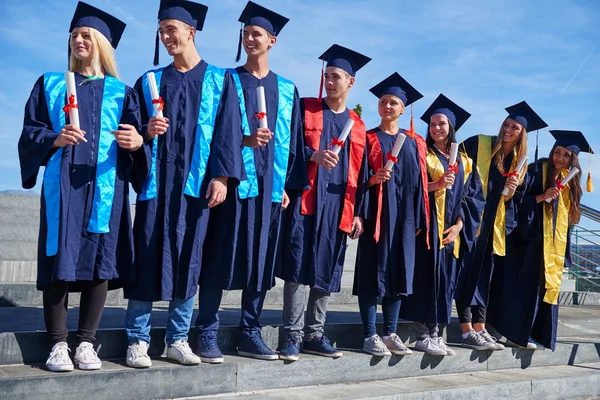 Группа молодых выпускников — стоковое фото